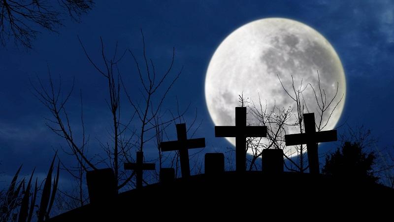 В полнолуние на кладбище